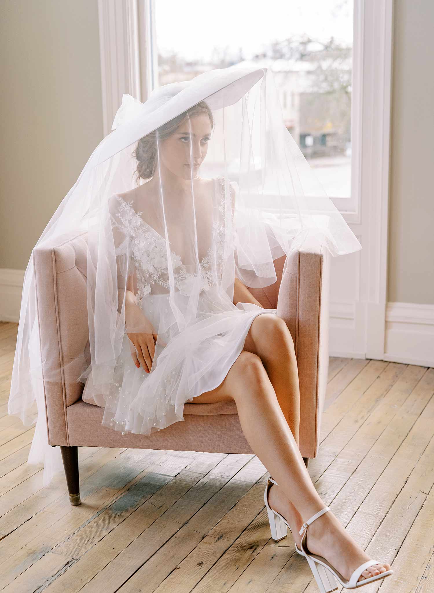 Bride Hat, Bride's Veil, Royal Wedding Hat, Bride Wedding Hat, Bridal Hat with Veil, White Floral Bride popular Wedding Hat, Bride Floral Mini Hat