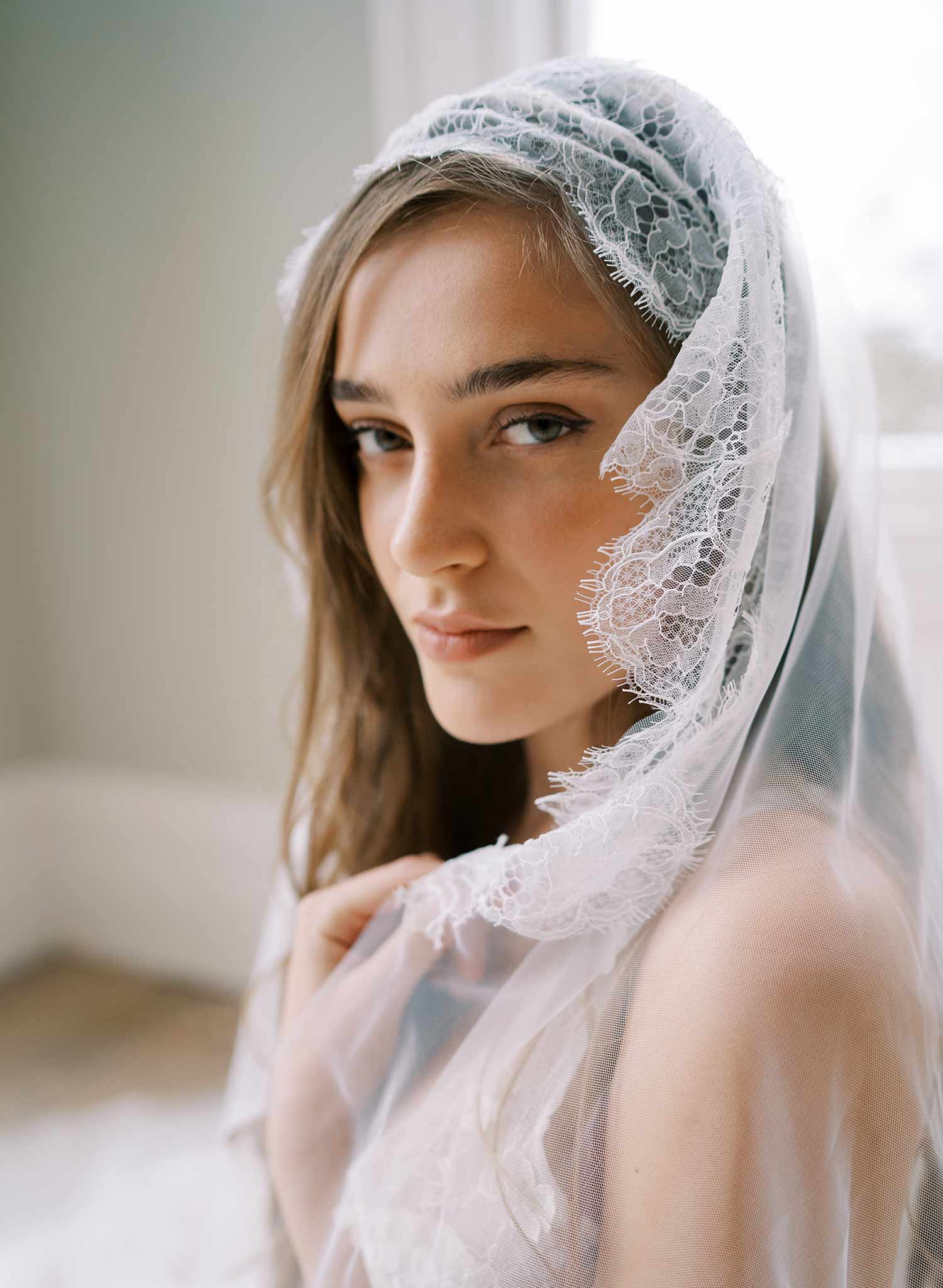 Bridal Shoulder Rectangular Handkerchief Veil Model Myrthe retail