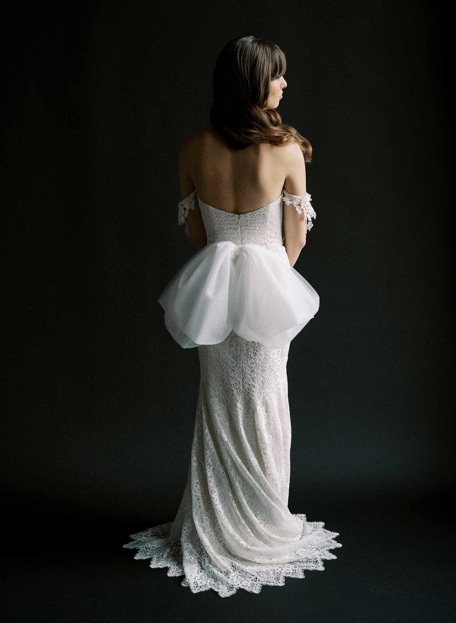 dramatic-bridal-tulle-detachable-bow-bustle