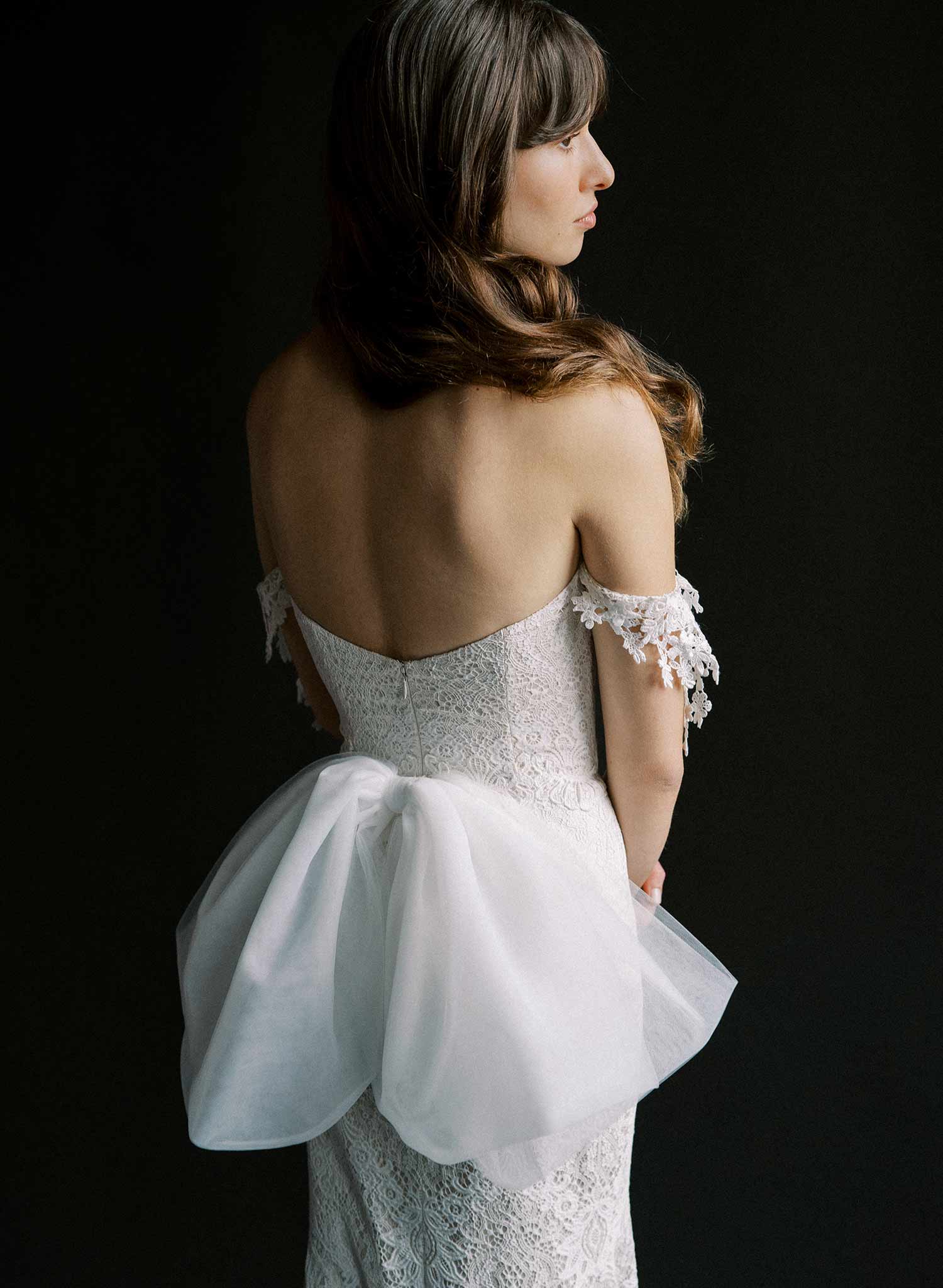 dramatic-bridal-tulle-detachable-bow-bustle