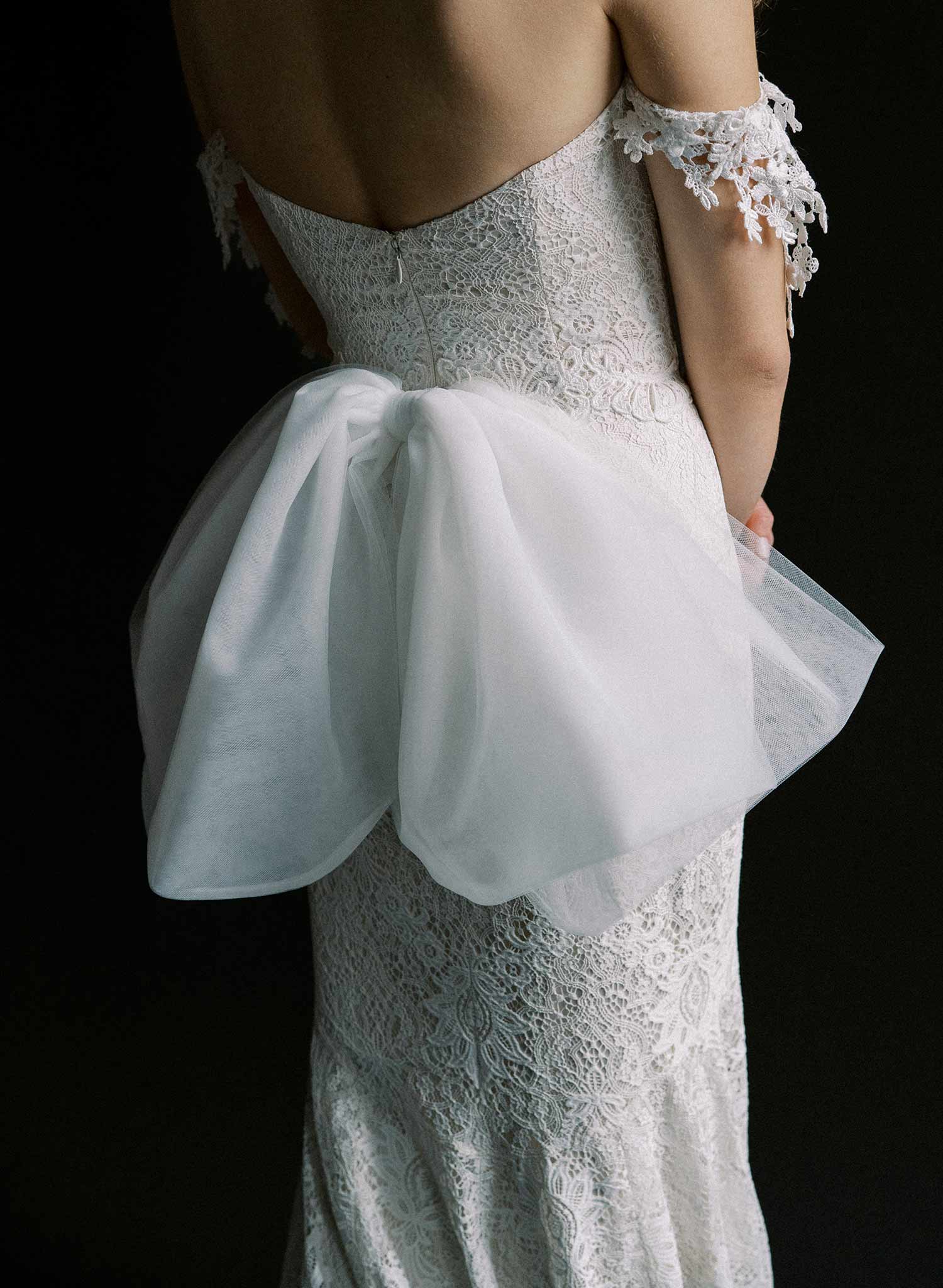 dramatic-bridal-tulle-detachable-bow-bustle