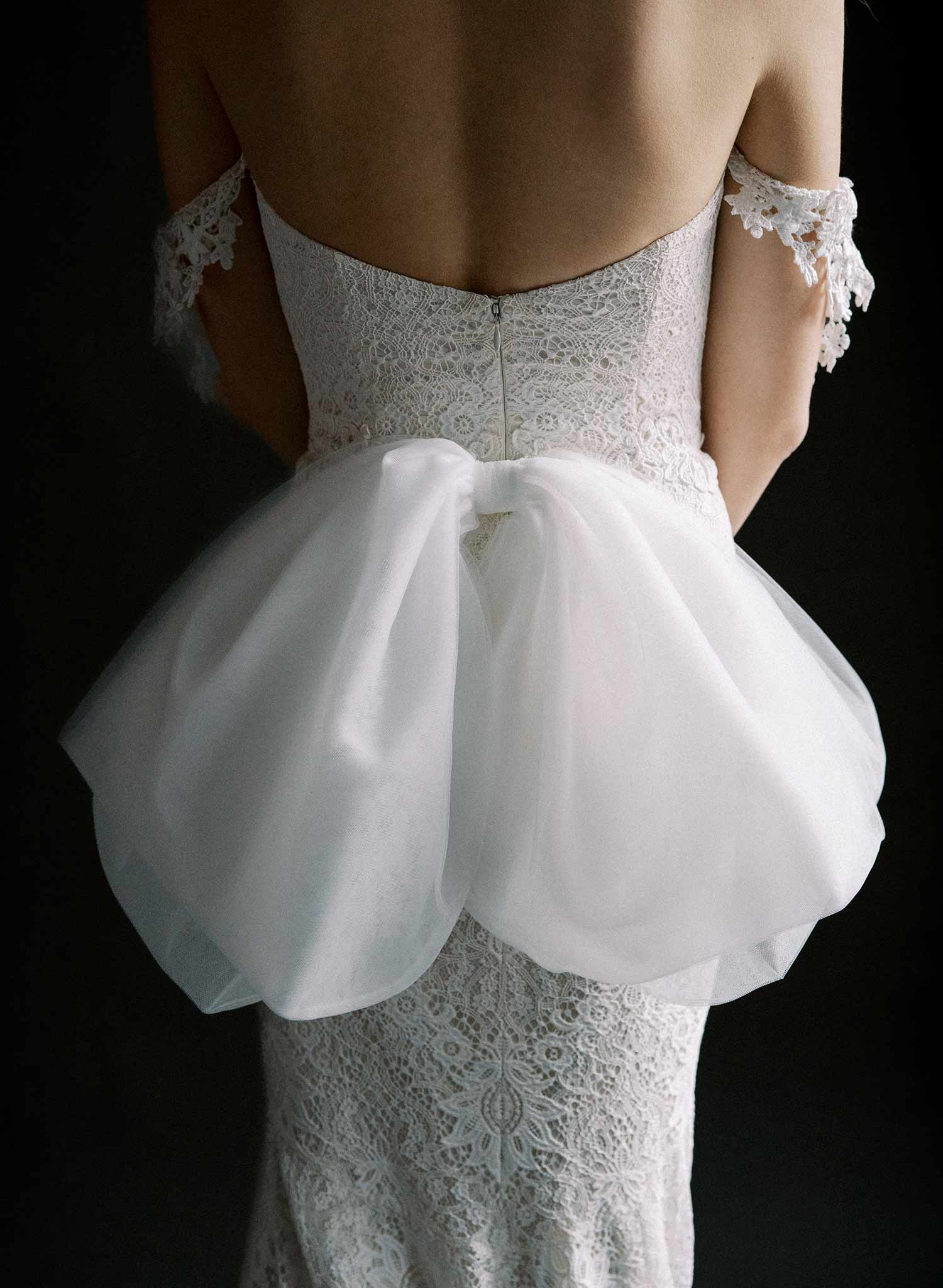 dramatic-bridal-tulle-detachable-bow-bustle