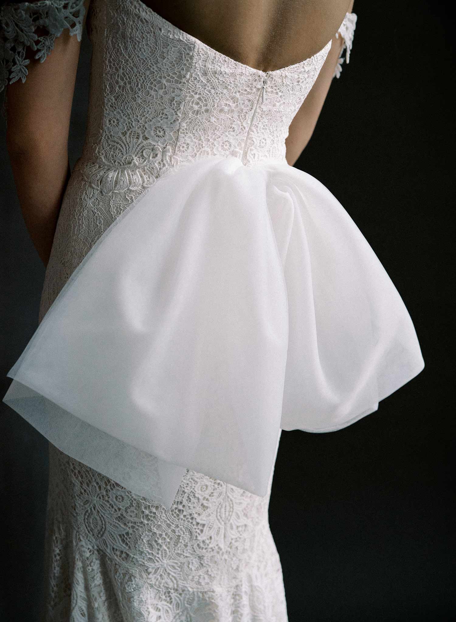 dramatic-bridal-tulle-detachable-bow-bustle