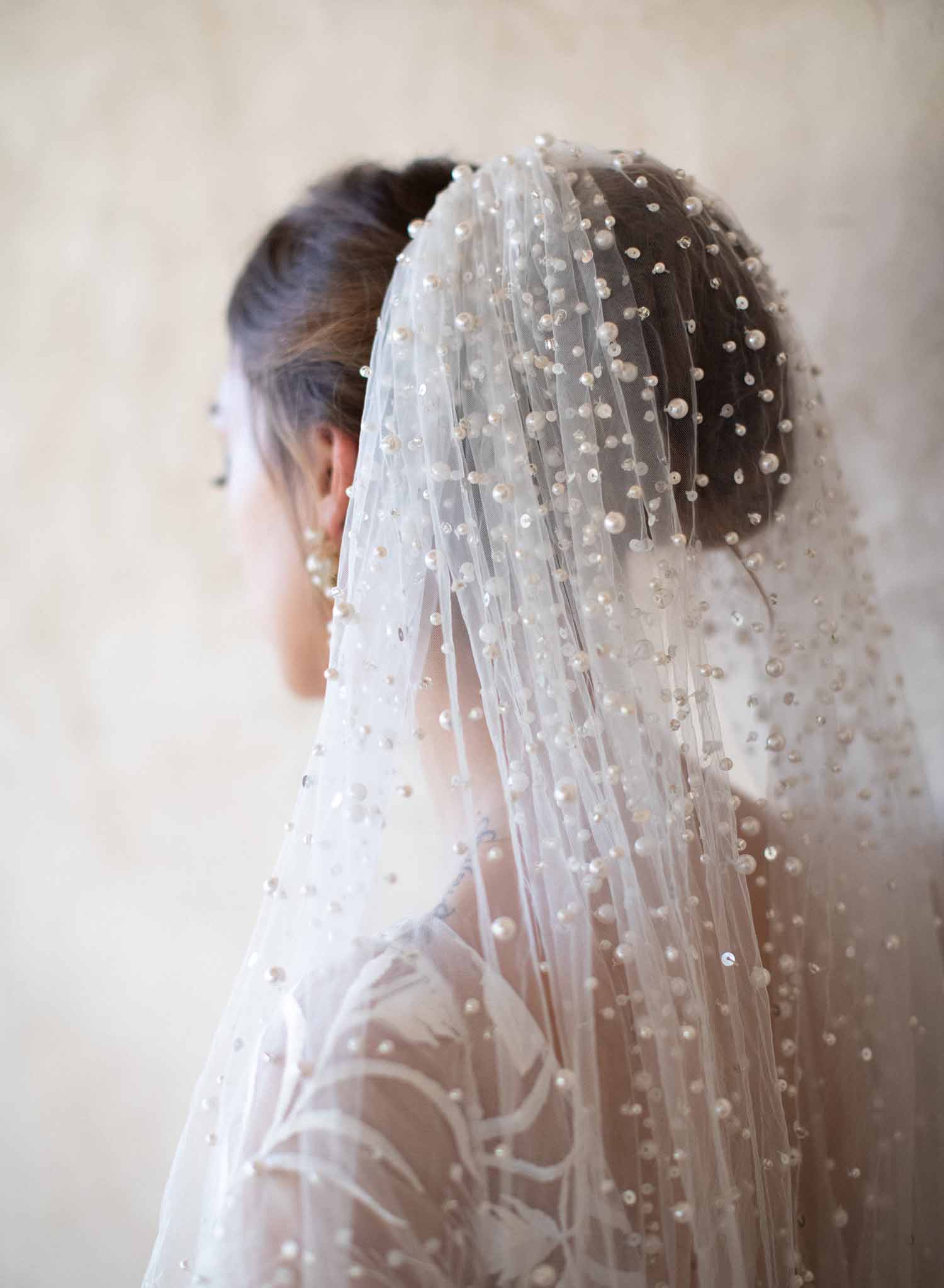 Wedding veil offers pearl