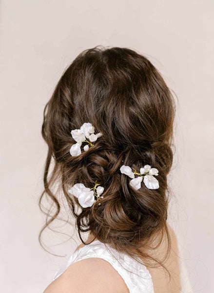 https://www.twigsandhoney.com/cdn/shop/products/2324-pearl-sweet-pea-flower-hairpin-set-bridal-twigs_honey-b_grande.jpg?v=1671514231