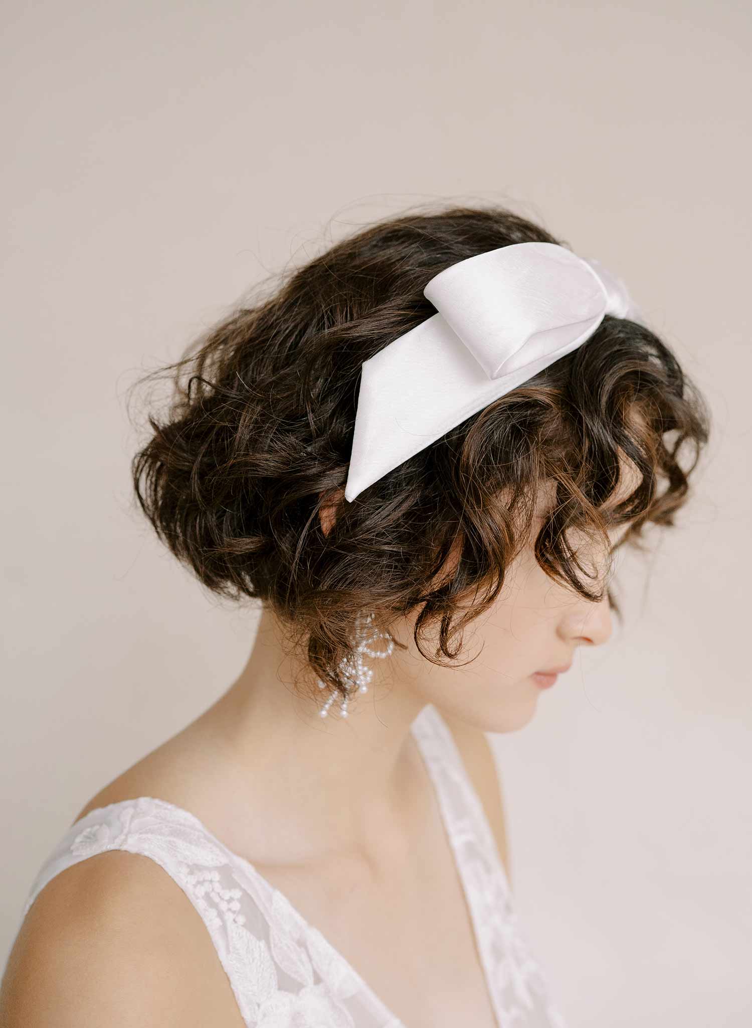 Beautiful textured bun with pearl bridal headband. The perfect wedding  hairstyle for brides. Bridal … | Headband hairstyles, Bride hairstyles,  Hairstyles with bangs