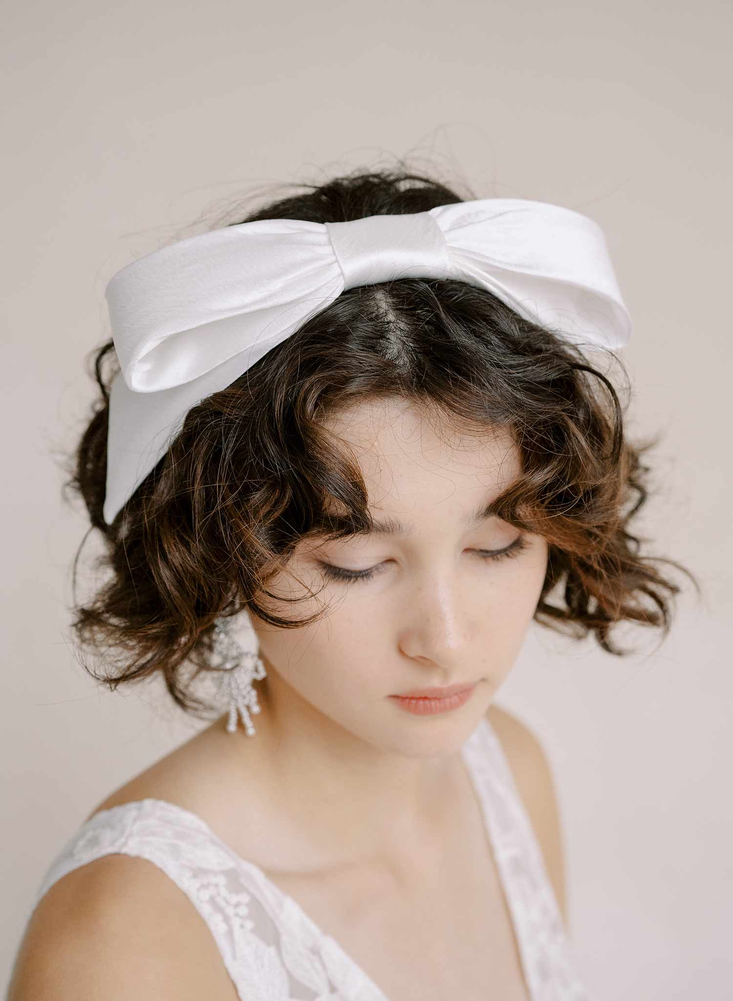 https://www.twigsandhoney.com/cdn/shop/products/2354-silk-bridal-bow-headband-twigsandhoney-d_2048x2048.jpg?v=1671517448