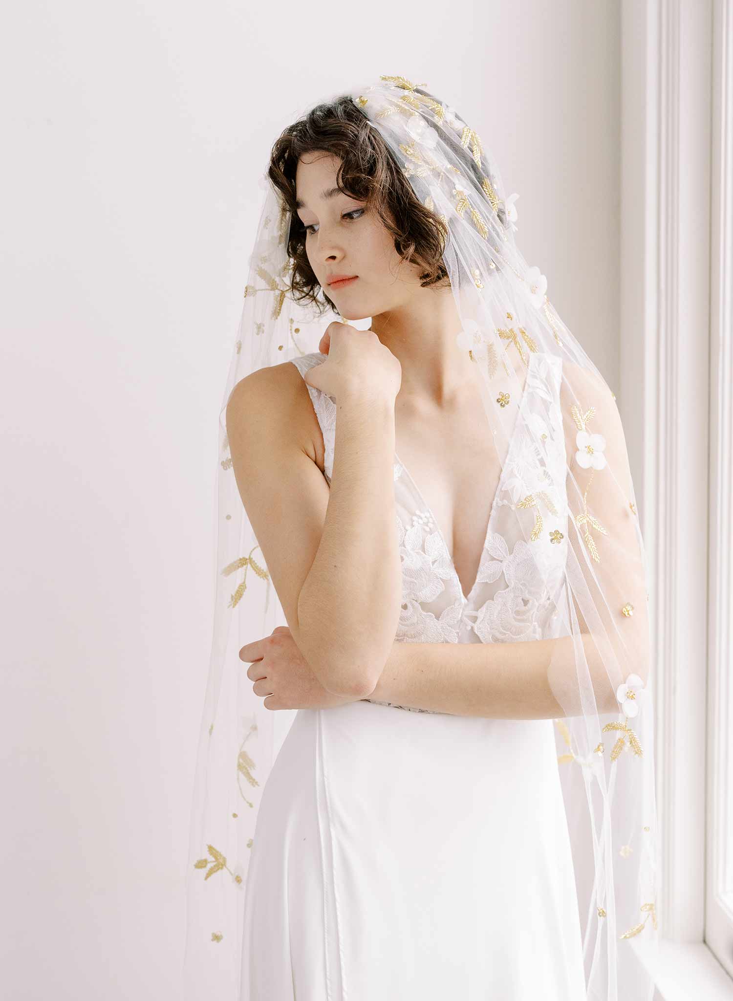 Classic Lace Bridal Veil with Floral Details