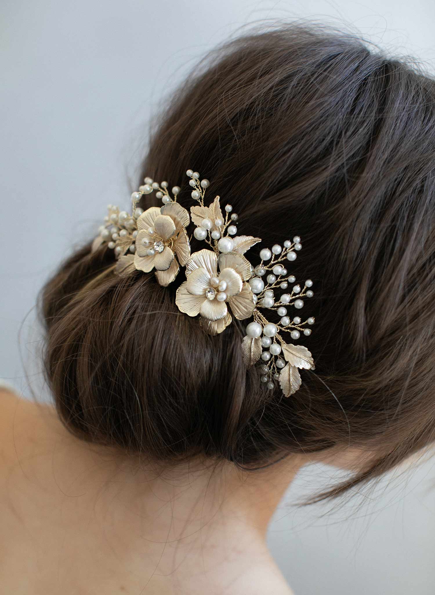 Pearl Hair Comb with Flowers and Crystals, Hair Accessory for Bride Made with Freshwater Pearls, Wedding Hair Comb top